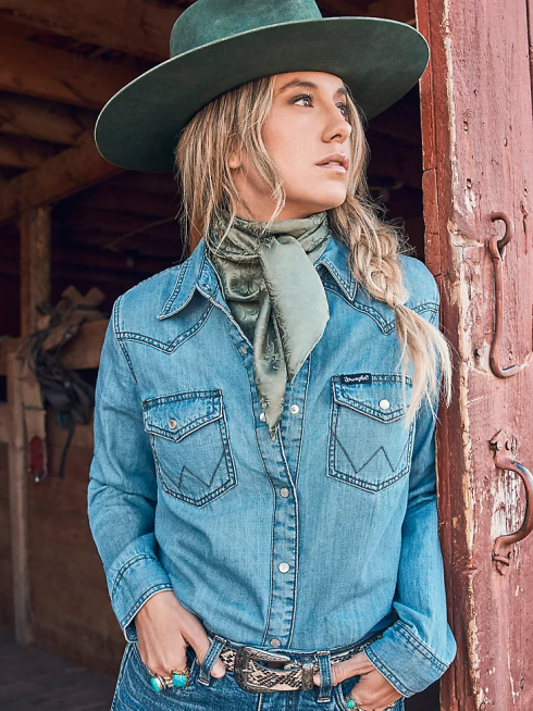 Wrangler femmes chemise en jean western à boutons-pression à manches longues PN28D880 vêtements jean moyen (lw7006d)