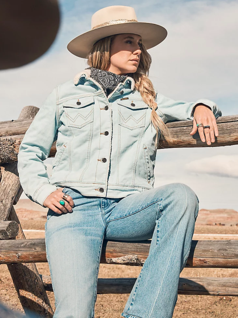 Wrangler femmes veste en jean western rétro doublée de sherpa PN28D870 vêtements denim blanchi (112317322)